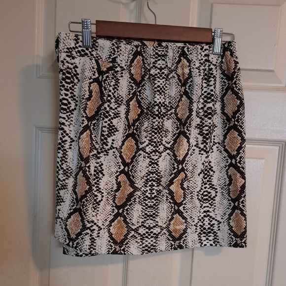 Reptile print skirt looks like a wrap around A-21 - Picture 2 of 2